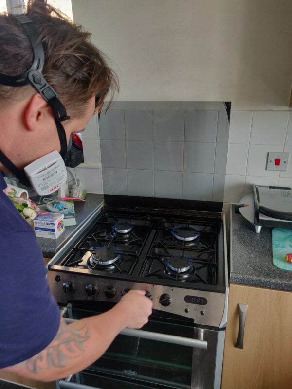 gas man fitting a new cooker